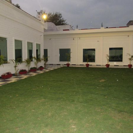 The English Garden Mohali ภายนอก รูปภาพ