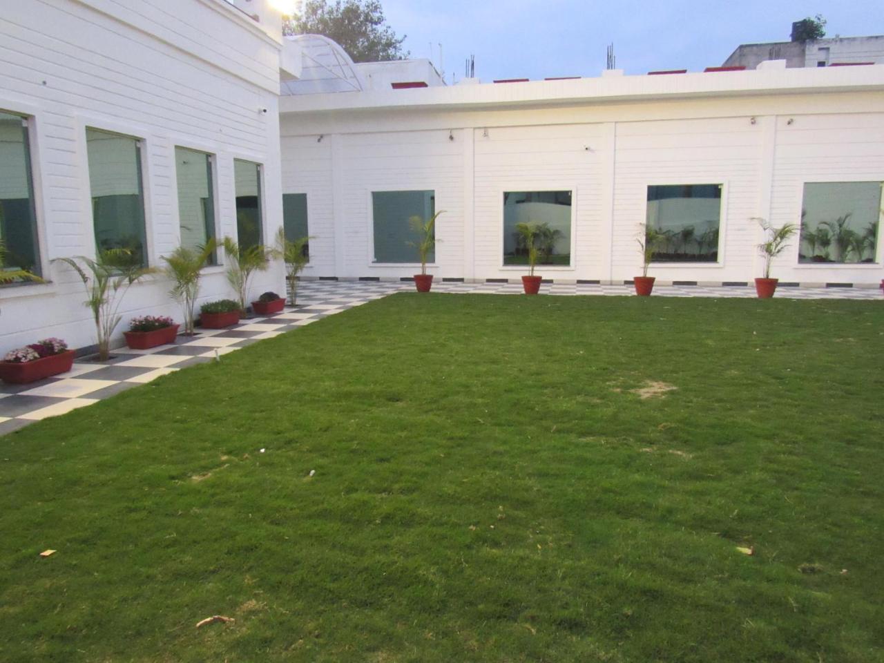 The English Garden Mohali ภายนอก รูปภาพ