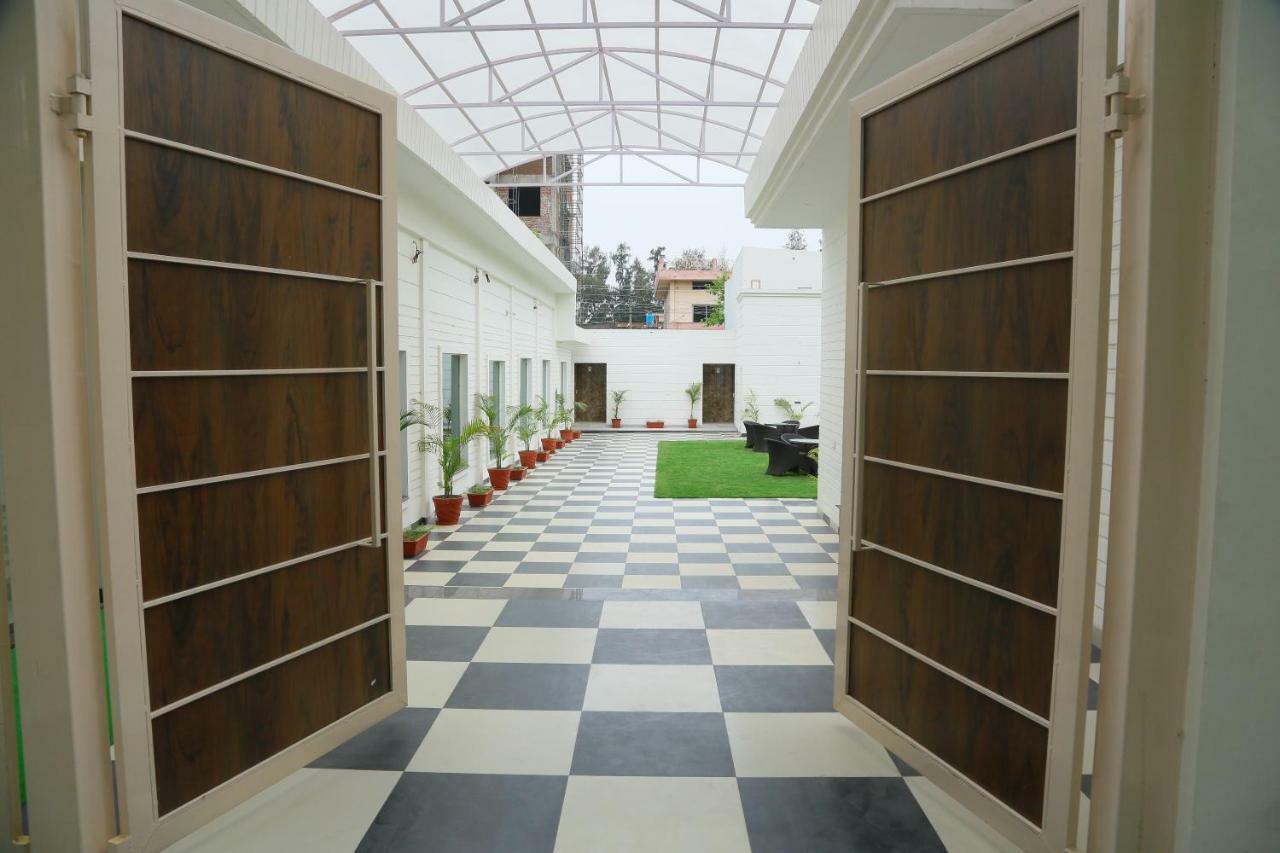 The English Garden Mohali ภายนอก รูปภาพ