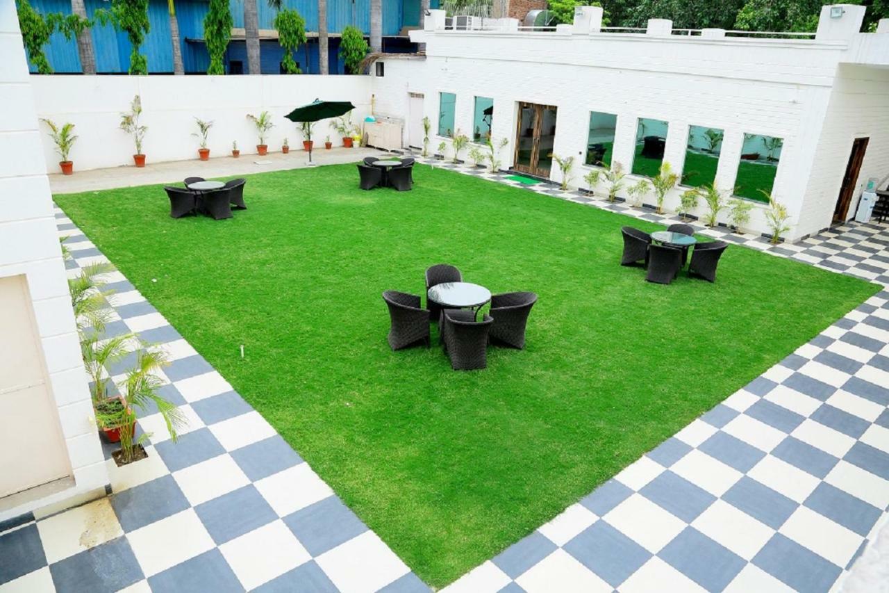 The English Garden Mohali ภายนอก รูปภาพ